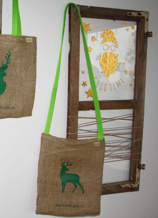 COFFEEBAG Shopper Hirsch stehend | grün mit einem langen Henkel