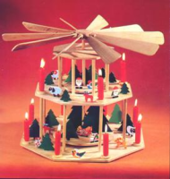 Pyramide aus Sperr und Rundhölzern