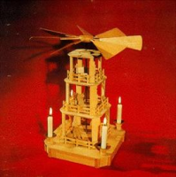 Kleine Kastenpyramide – Weihnachtsvorlage für Laubsägearbeiten Kleine Kastenpyramide – Weihnachtsvorlage für Laubsägearbeiten