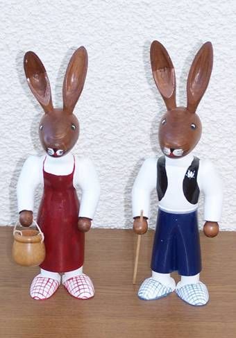 2 Osterhasen (gedrechselt und bemalt)