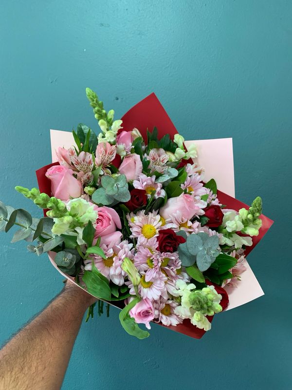 BOUQUET MIX DE ROSAS ROJAS Y ROSAS