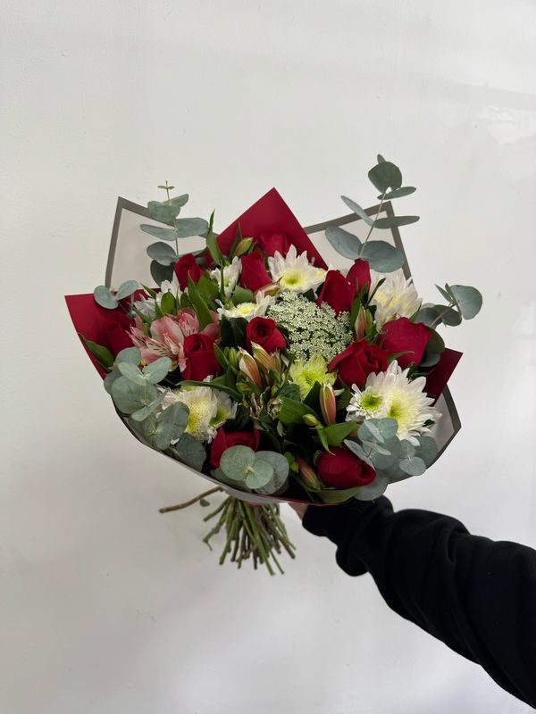 bouquet mix de rosas rojas y margaritas