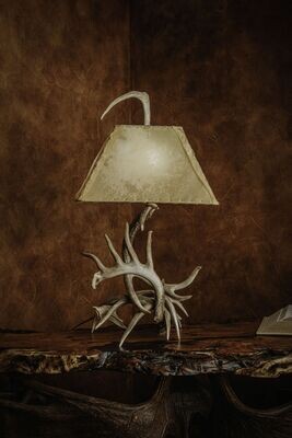 LARGE WHITETAIL TABLE LAMP WITH RECTANGLE SHADE
