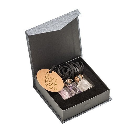 Geschenkflesjes met Bergkristal, Amethist en Rozenkwarts aan leren koord in chique cadeauverpakking.