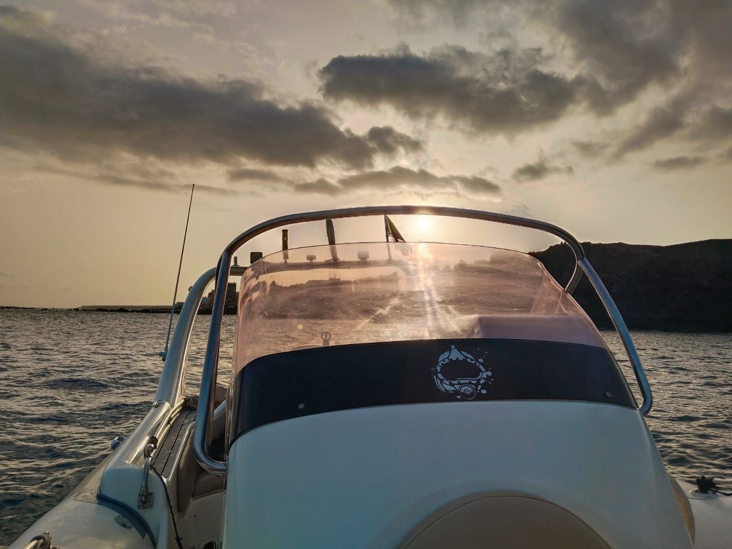 Sunset Privado de 2 Horas por la Costa de Tenerife Sur  -----   Private 2-Hour Sunset Charter Along the South Coast of Tenerife