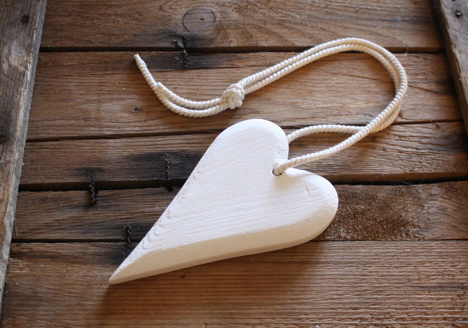 Handgemachtes Herz in Holzoptik mit Kordel weiß