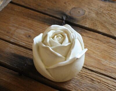 Handgemachte kleine Rose weiß mit Klarlack