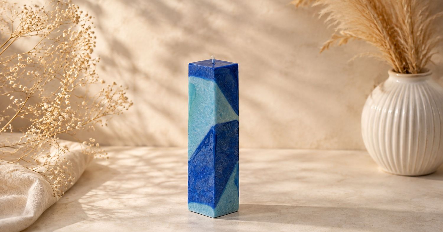 Stearinkerze blau - hellblau eckig Stearinkerze blau - hellblau eckig