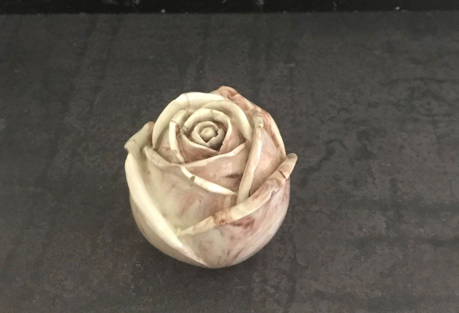 Handgemachte kleine Rose weiß + rose mit Klarlack