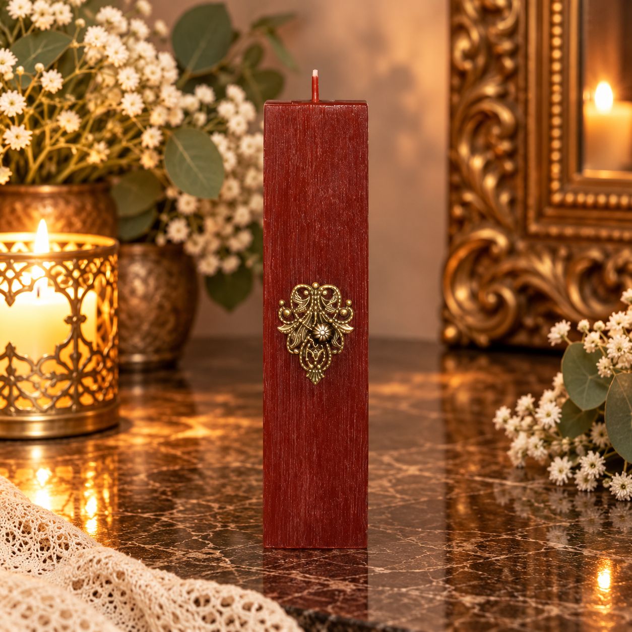Royal Rustique Élégance – Handgefertigte Vintage-Kerze in Antik-Bordeaux mit Metallornament | 20 cm