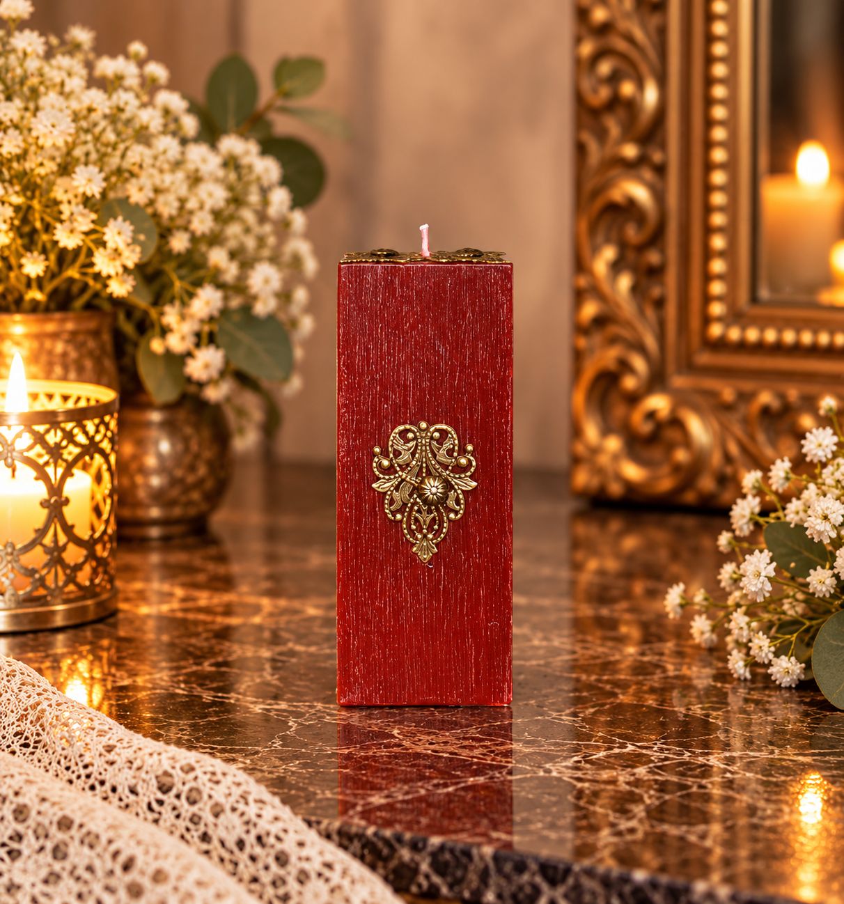 Royal Rustique Élégance – Handgefertigte Vintage-Kerze in Antik-Bordeaux mit Metallornament | 14 cm