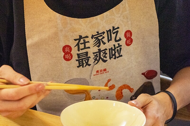 現貨 滿版 印花 爽歪鍋 拋棄式 圍兜 Disposable bib