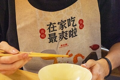 現貨 滿版 印花 爽歪鍋 拋棄式 圍兜 Disposable bib