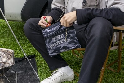 黑灰虎紋 THE FOREST 防潑 輕量化 戶外 胸包 側背包 隨身包