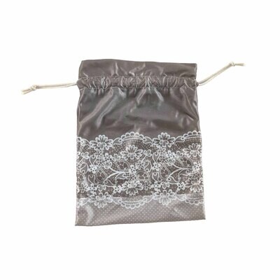 印花 木耳邊 日式 束口袋 表布
CV72 牛奶絲緞
規格
w18xh24 cm，本白色細棉繩 (使用56cmx2p)，末端單結
