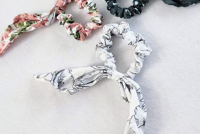 白色 花卉 插畫 蝴蝶結 兔耳 髮圈