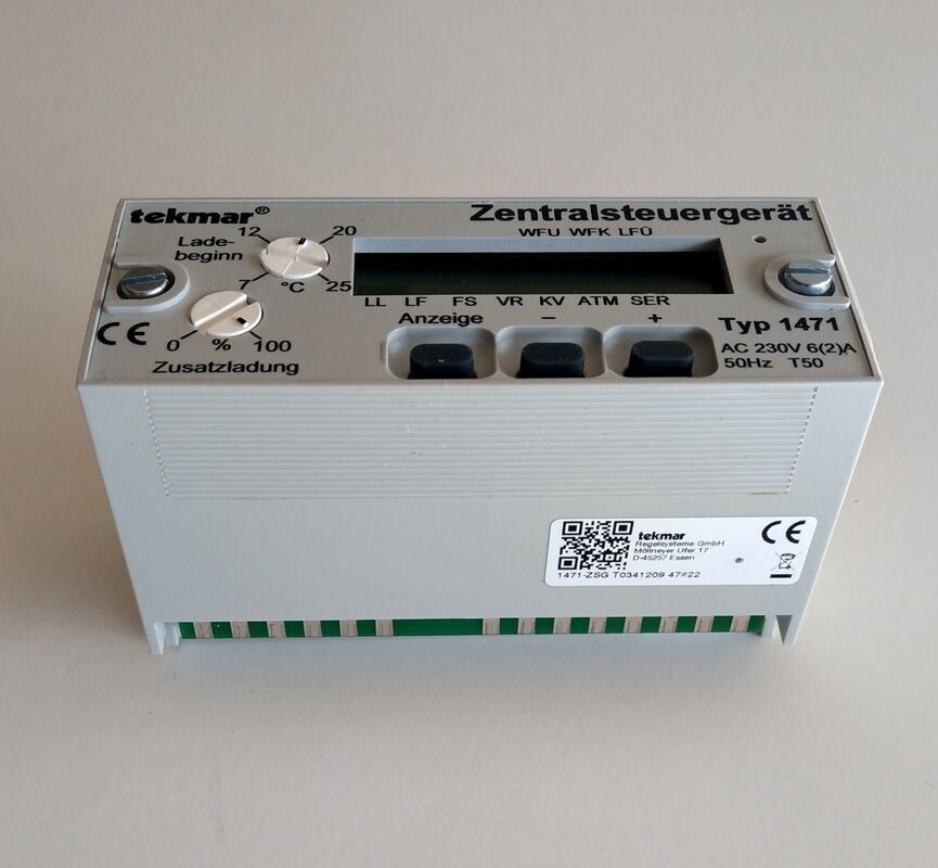 Tekmar Zentralsteuergerät 1471 in Verbindung mit Altgerät Aufladeregler Typ 1004, Varianten: Regler ohne Sockel