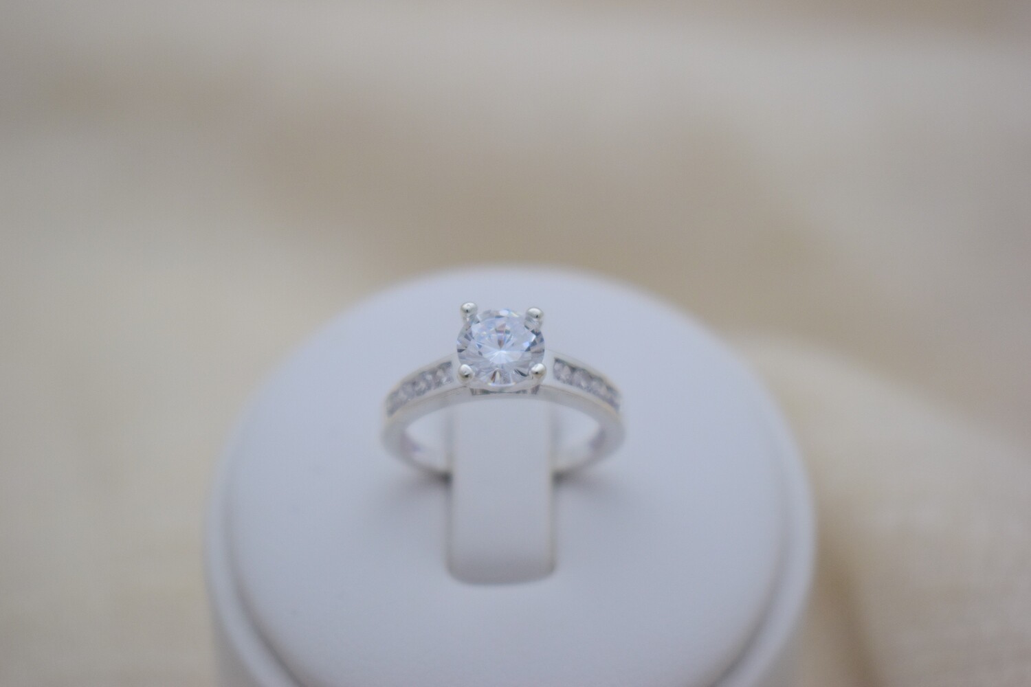 Anillo Cintillo con Zirconias