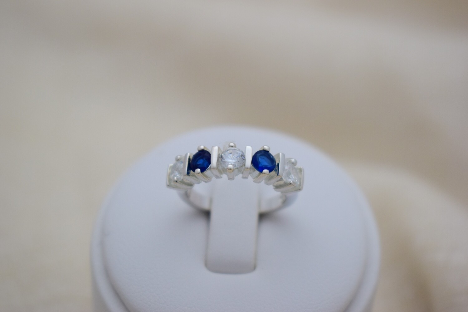 Anillo de Barrita y zirconias