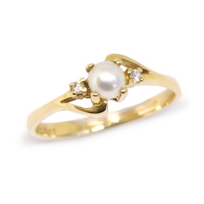 10KT Yellow Gold Pearl with Two Diamond Accent Ring