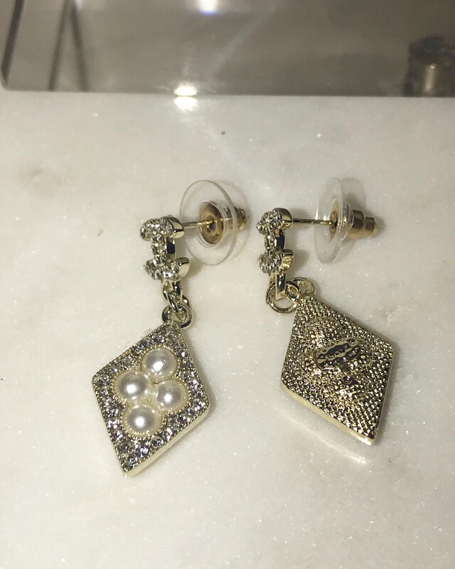 SALE* Gold &amp; Pearl Drop Earrings 1.3x2x3cm