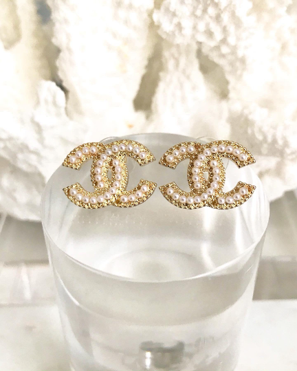 Gold Plated Classic Vintage Pearl Stud Earrings 1.5x2cm