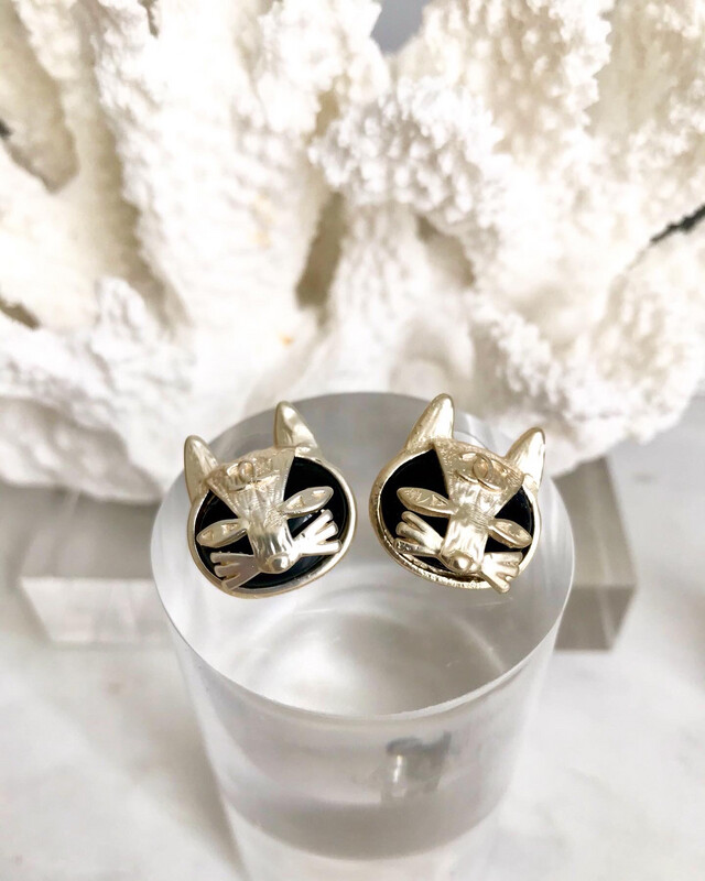 Fall 2019 Collection 19A Métiers d'Art Egyptian Cat Earrings in Pyrite Cabocho’n gold tone metal 1.9x1.9cm