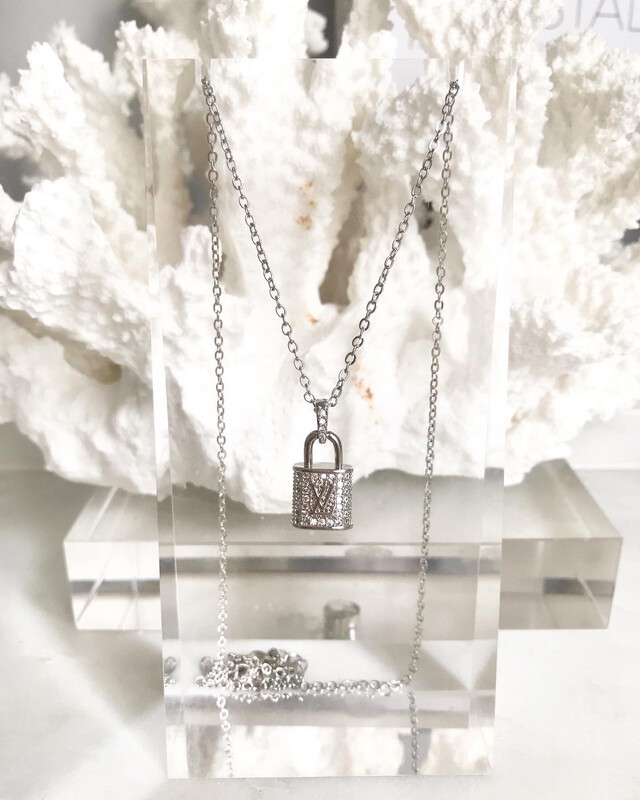 High Quality 18CT Gold 925 Sterling Cubic Zirconia filled Pendant Lock Necklace 24-29cm wear length / pendant size 1x1.5cm
