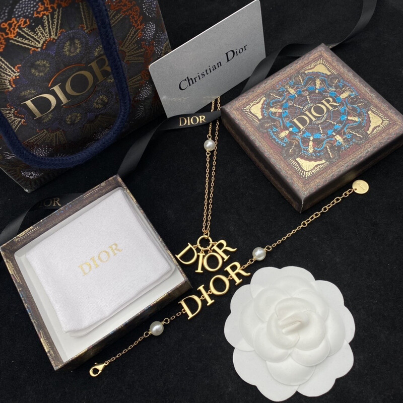 Gold Pearl Revolution Necklace