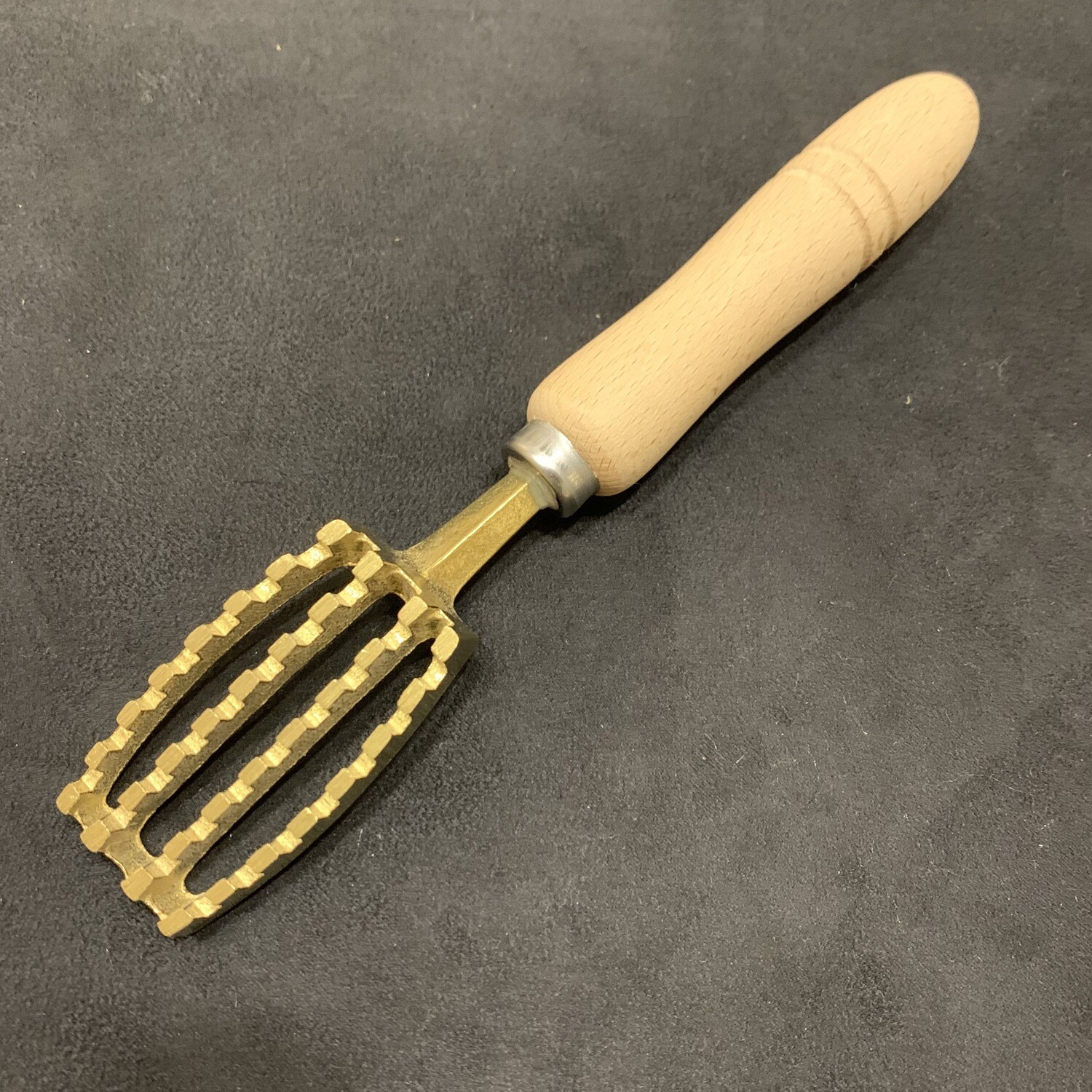 Hitohira Brass fish scaler - large