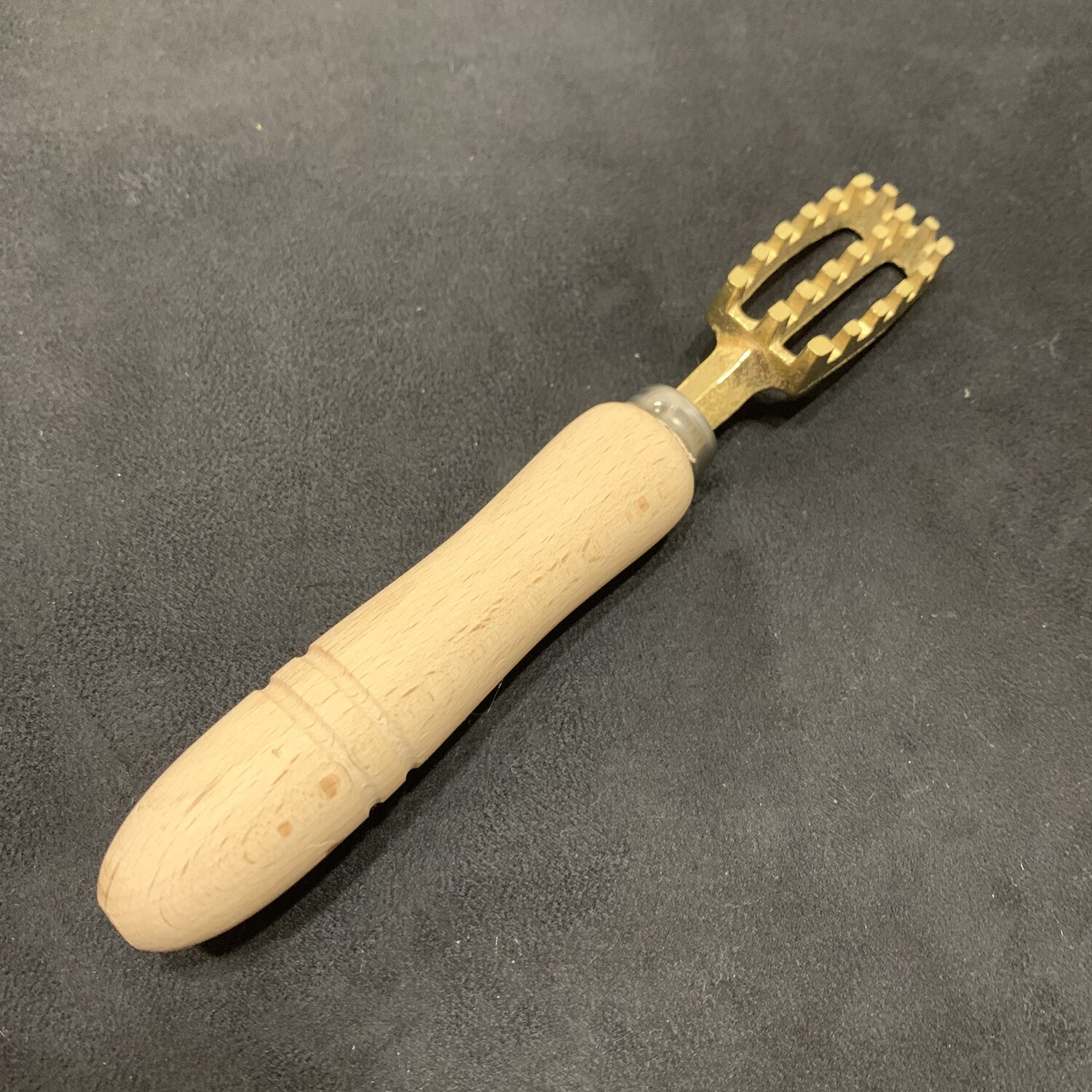 Hitohira Brass fish scaler - small