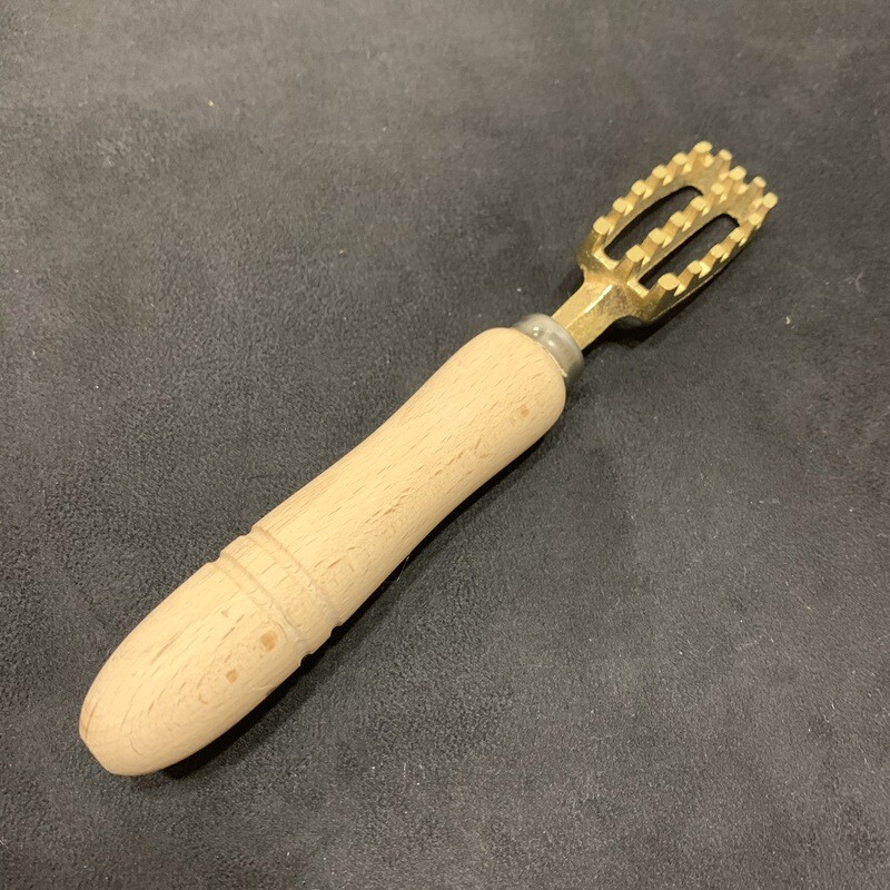 Hitohira Brass fish scaler - small