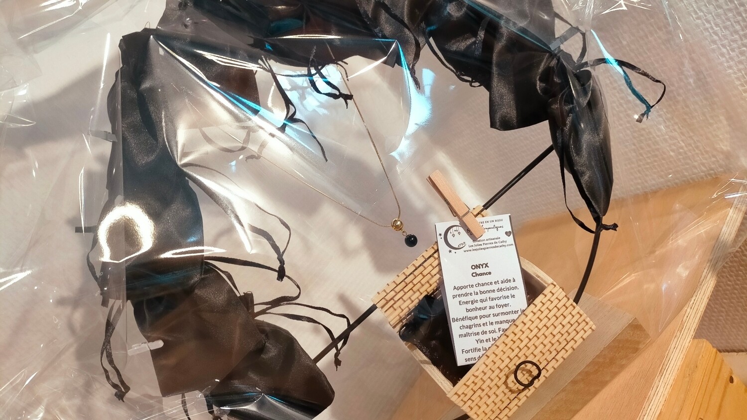 Ensemble de 12 pendentifs avec 1 chaîne