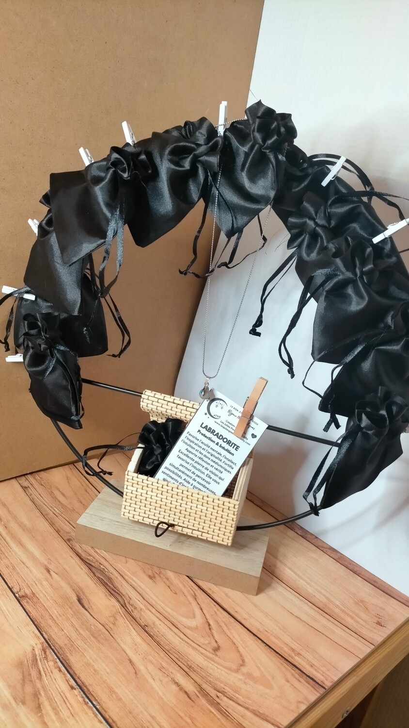 Ensemble de 12 pendentifs avec 1 chaîne