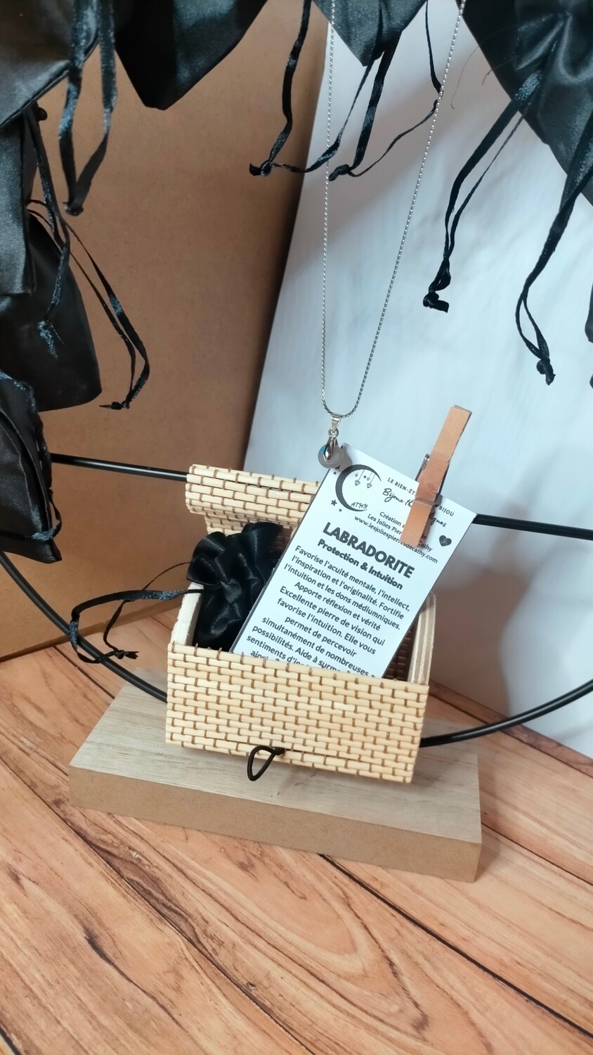 Ensemble de 12 pendentifs avec 1 chaîne