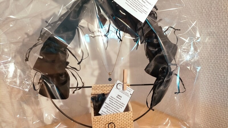 Ensemble de 12 pendentifs avec 1 chaîne