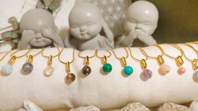 Collier avec pendentif en pierre naturelle