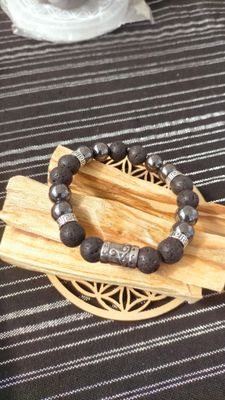 Pierre de lave & Hématite 10 mm Triskel Pierre de lave & Hématite 10 mm Triskel