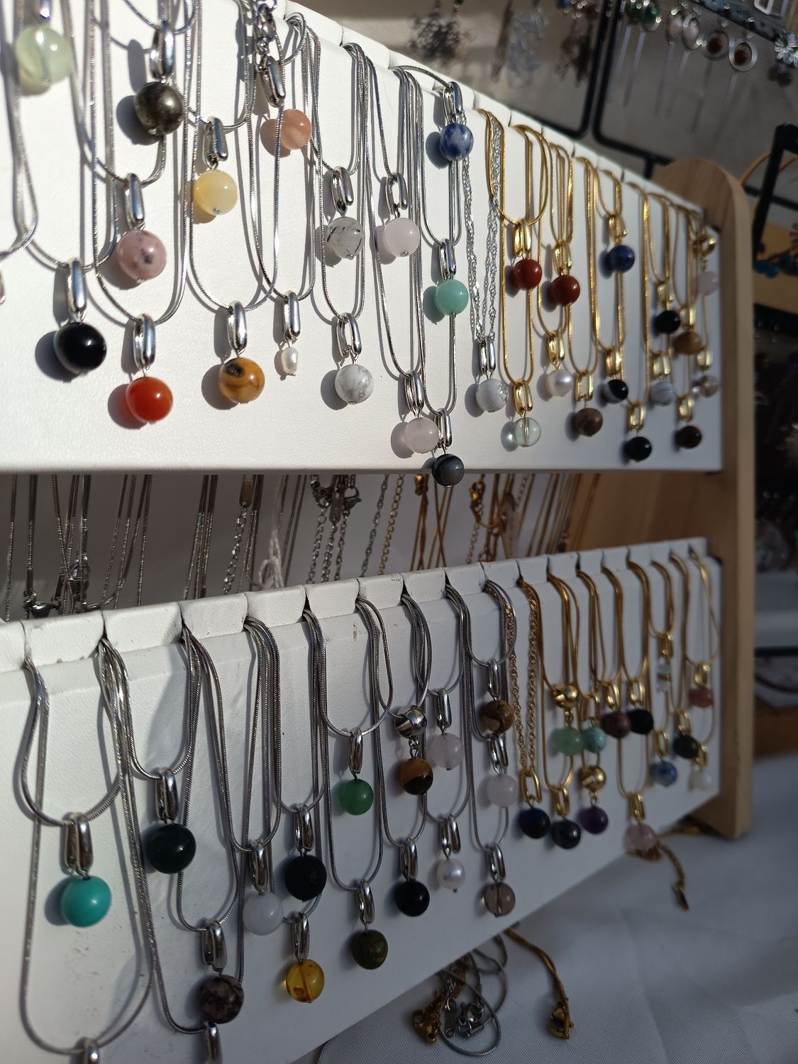 Collier avec pendentif en pierre naturelle