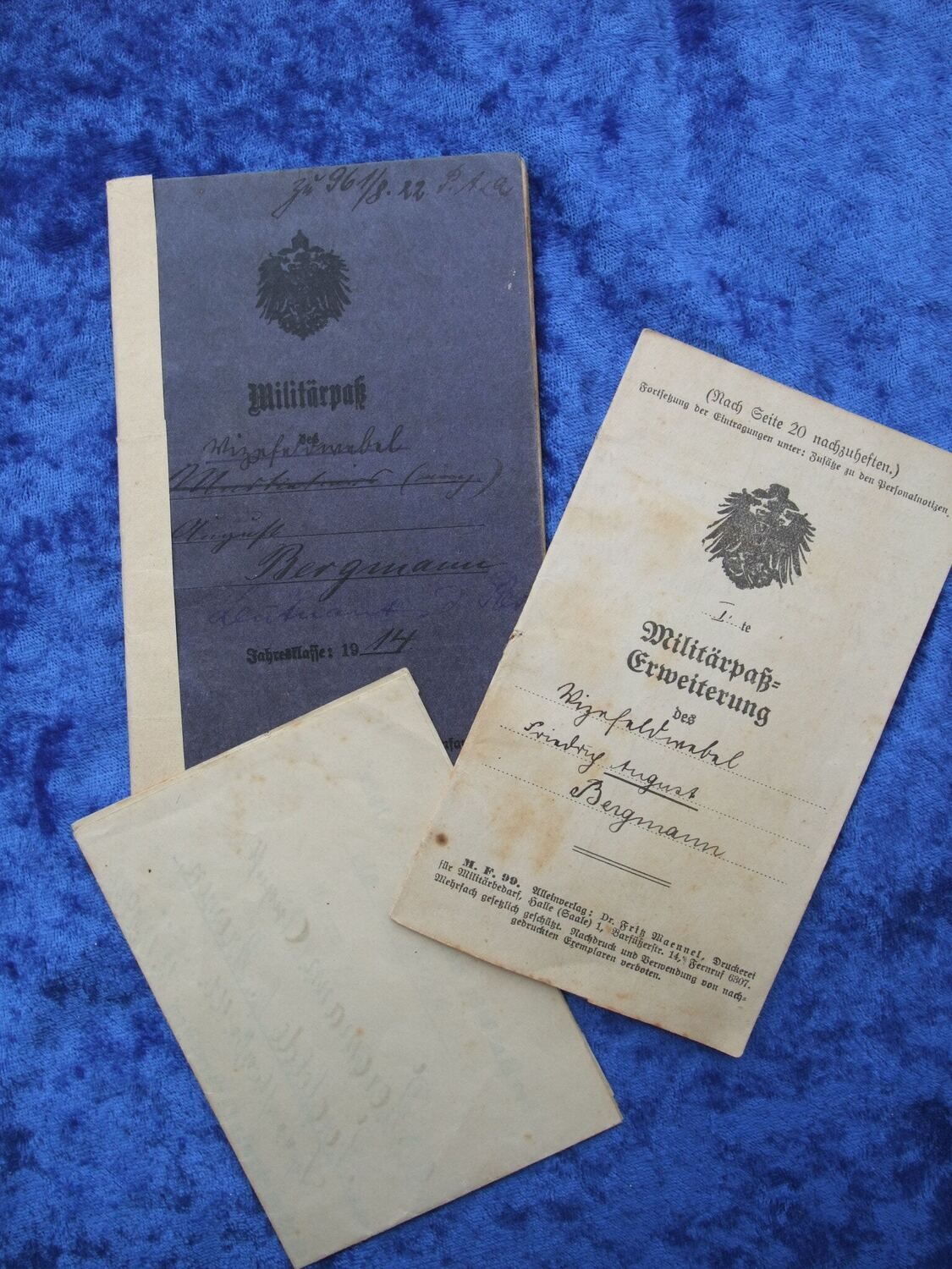 Preussen: Militärpaß eines Leutnant d.R. im R.I.R. 79. Flandern, Verdun, EK2 , Braunschweiger Kriegsverdienstkreuz
Auflistung anbei