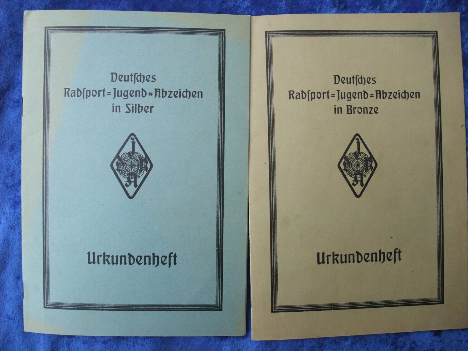 Kleiner Nachlass Urkunden Bücher für das Deutsche Jugend-Radsportabzeichen in bronze und silber