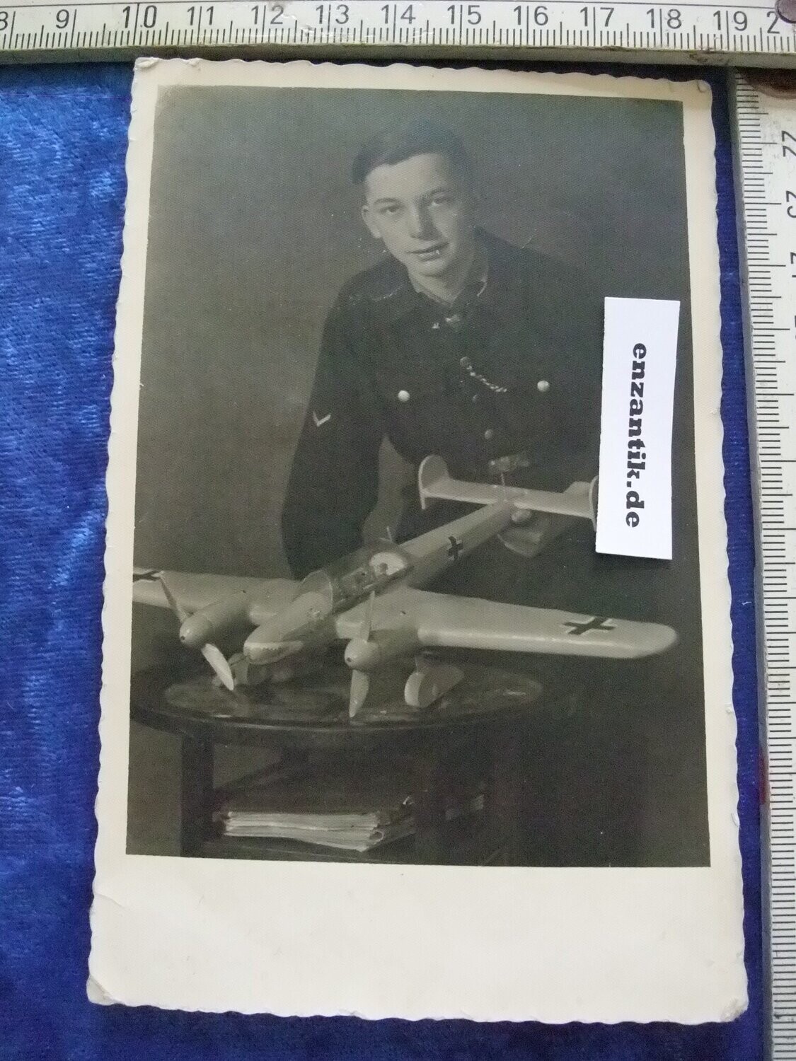 O26, Foto Portrait HJ mit Modell ME 110