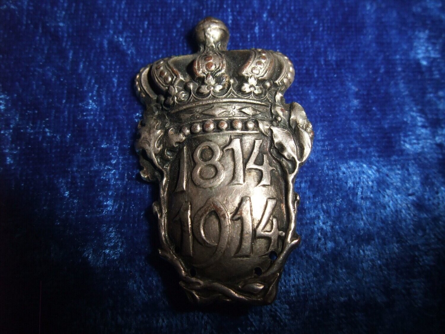 Bayern: Versilbertes Bronzeabzeichen 1914. 100-jähriges Jubiläum 1814-1914. Bekrönter Wappenschild mit Jahreszahlen. Rs. Nadel. 26 x 44 mm