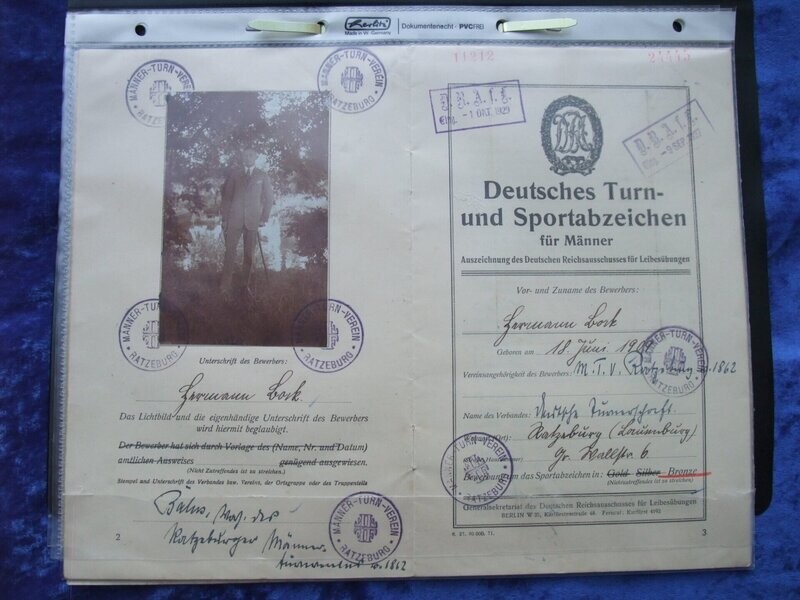 Urkundennachlass Bock, 3x Reichssportabzeichen, Feldpostnummern Jagdgeschwader 52 und Fallschirmjäger Regiment 3