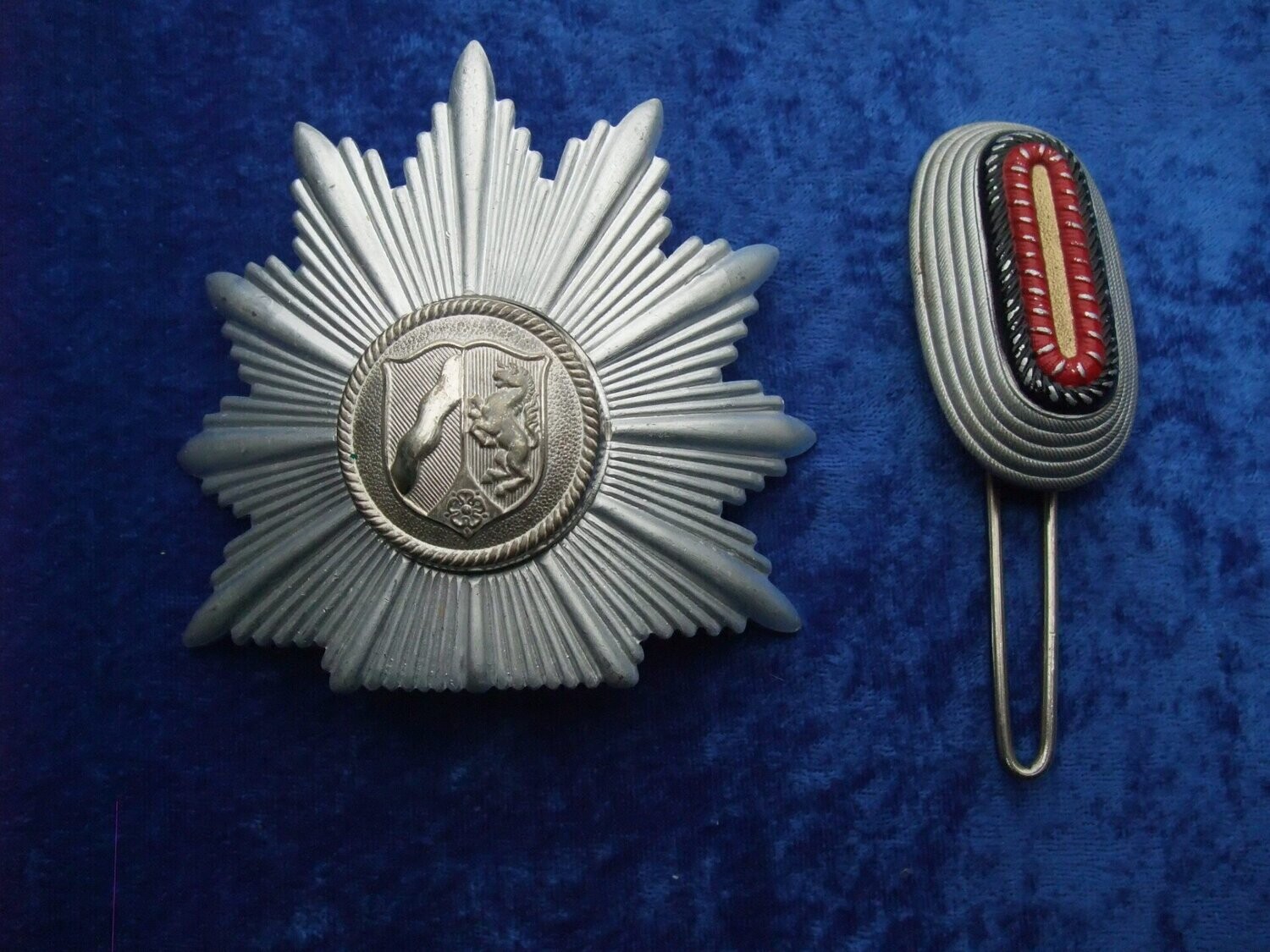 Emblem + Pflaume für ein Tschako der Polizei Nordrhein Westfalen