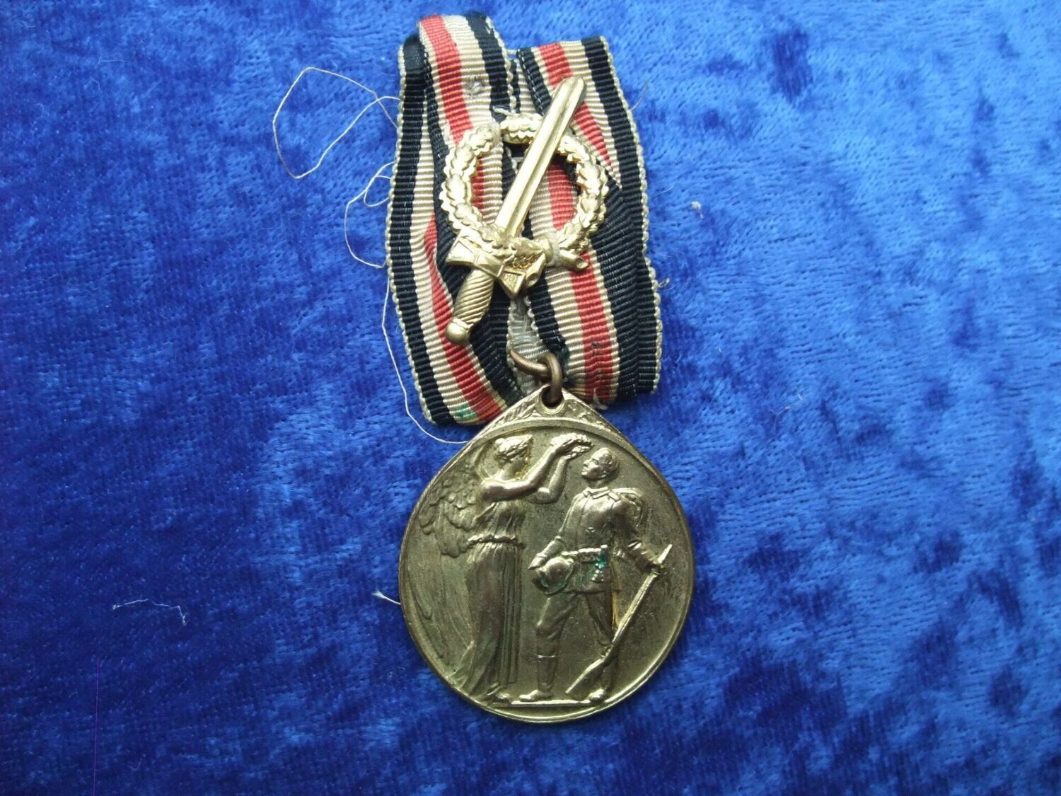 Preussen:  Medaille Fürs Vaterland 1914-1918, Ehrendenkmünze, vergoldet mit Schwert und Band.