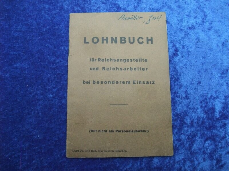 Lohnbuch für Reichsangestellte und Reichsarbeiter bei besonderem Einsatz für einen Flugzeugschlosser auf dem Luftwaffen Fliegerhorst Bialystok und Bromberg. Sehr seltenes Dokument! Lohnbuch für Reichsangestellte und Reichsarbeiter bei besonderem Einsatz für einen Flugzeugschlosser auf dem Luftwaffen Fliegerhorst Bialystok und Bromberg. Sehr seltenes Dokument!