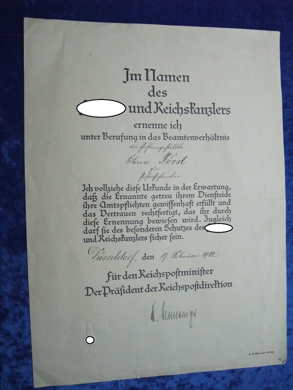 Schmuckurkunde zur Berufung in das Beamtenverhältnis für eine Frau zur Postassistentin Düsseldorf 1942. OU Präsident der Reichspostdirektion. Schmuckurkunde zur Berufung in das Beamtenverhältnis für eine Frau zur Postassistentin Düsseldorf 1942. OU Präsident der Reichspostdirektion.