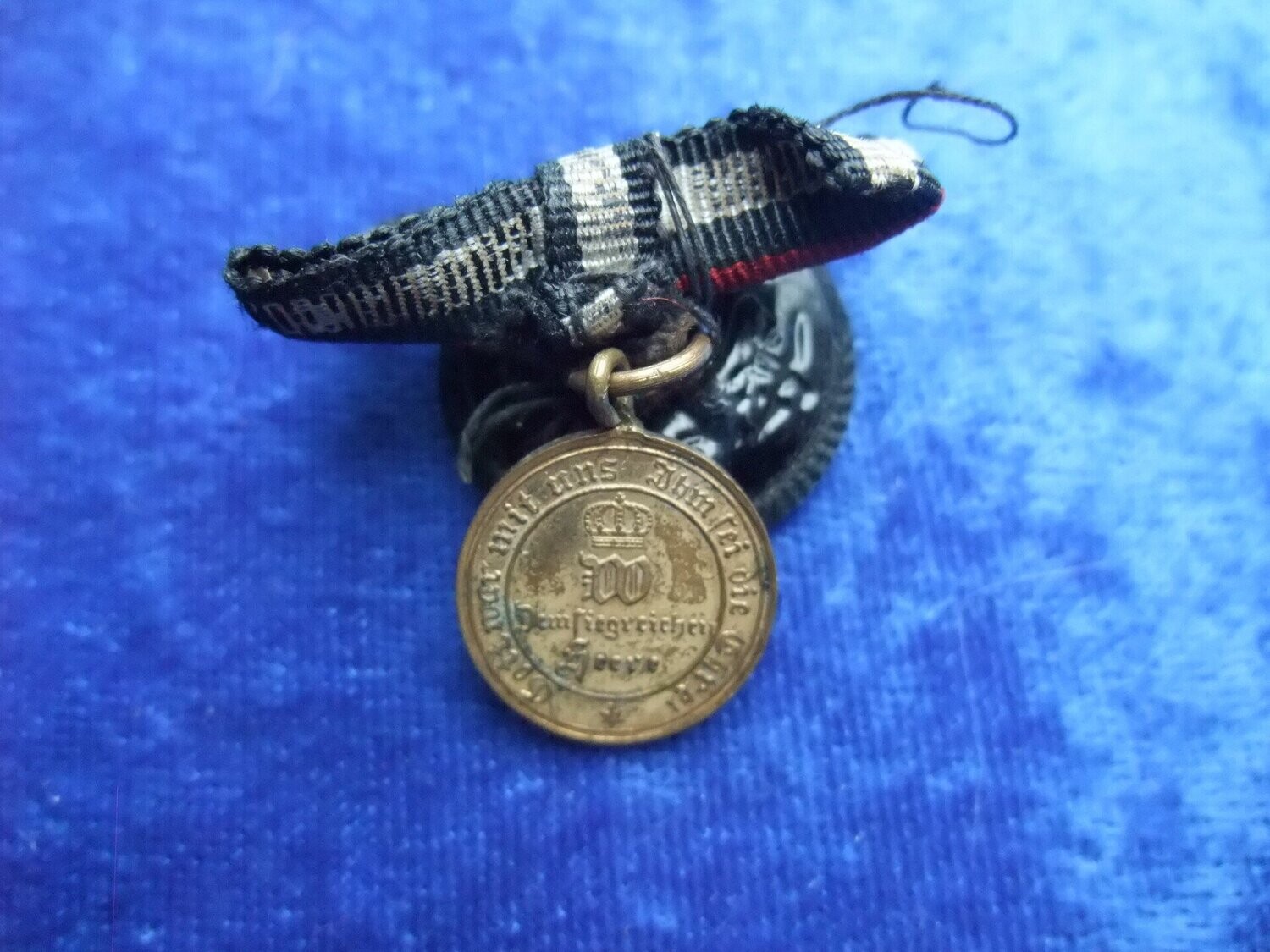 Knopfloch-Miniatur-Medaille 1870/71 ,Gott war mit uns Ihm sei die Ehre dem siegreichen Heere 1870/1871