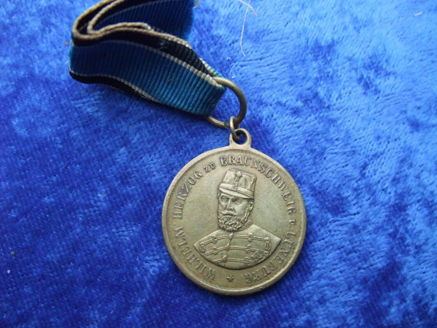 Halbminiatur Medaille Wilhelm Herzog zu Braunschweig und Lüneburg zum 50 jährigen Regierungsjubiläum 25. April 1881 am Band, sehr selten